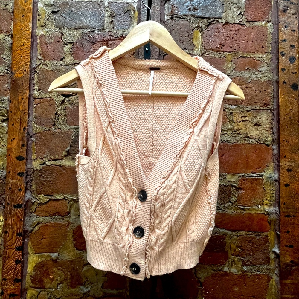 Peach pink Free People sweater vest. Sz small.